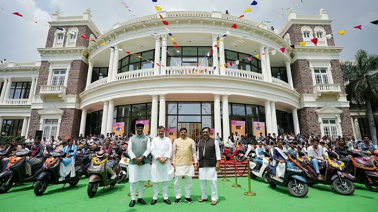 cm mohan yadav scooty distribution