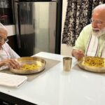 pm modi with mother