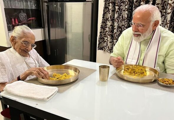 pm modi with mother