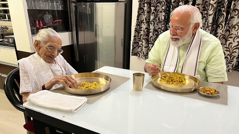 pm modi with mother